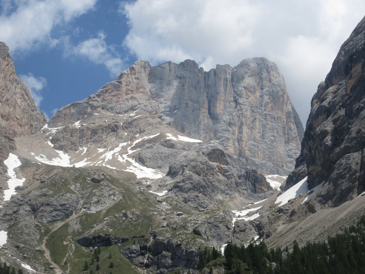 andyblanck1's tweet image. the #Contrin refuge when it was close to the A-H front of the #Marmolada; today a peaceful and festive place for the ex Alpine troops. The south face of the Marmolada and some items of the Standschutzen that occupied the place in 1915.
#ww1dolomitifront