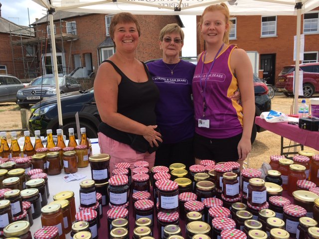 RipleyFarmersM's tweet photo. Reminder for your diary - #RFM Sat 13 July - #buylocal #supportlocal - see you at Ripley's one stop shop for all your fresh produce needs on our lovely Green @HogsBackBrewery @SilentPoolGin @BinaryBotanical @sussexpies @The_LIK @hotpods_cp @chimneyfirec https://t.co/fkb5w5pnaw https://t.co/492wNSGIeX