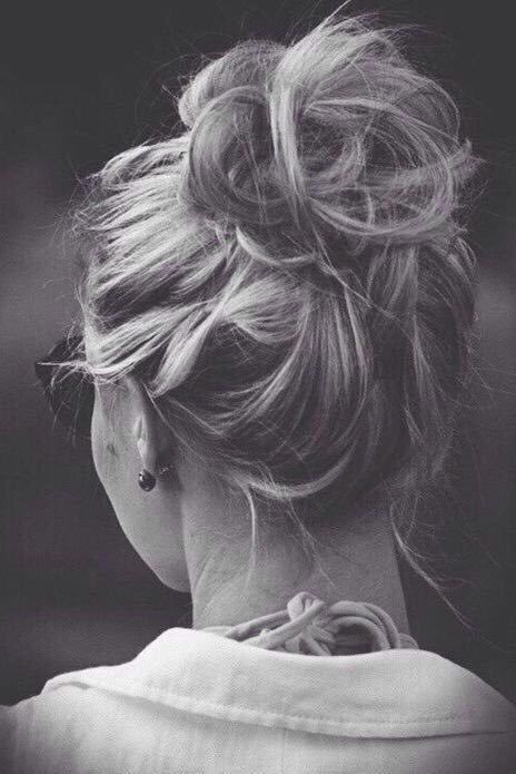 Female_Outfit's tweet photo. messy bun goals https://t.co/1cV9RyPWnD