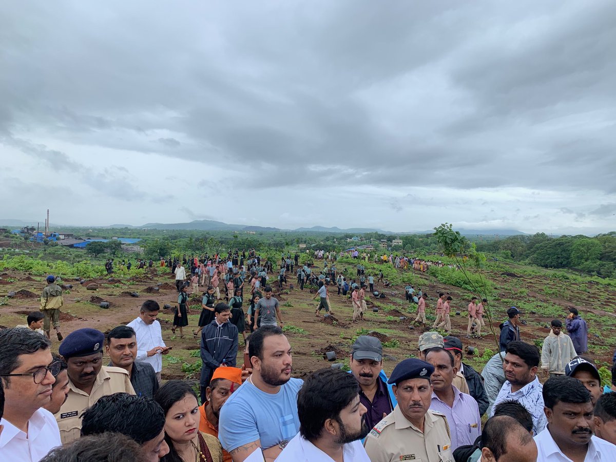jituramgaokar's tweet photo. Enthusiastic participation by people of KDMC and officers of MMRDA, Collector Thane, Forest department and large number of students marked the celebration of #VanMahotsav2019 at Ambiwali near kalyan. Areas near cities need this kind of participation to ensure success in greening. https://t.co/SFAHdHH3oC