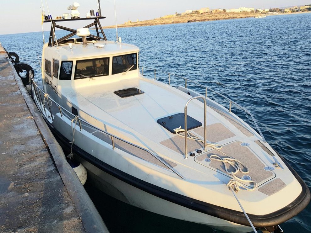romatristezza's tweet photo. #SeaWatch3 ma più che altro si può considerare “Nave da Guerra” questa bagnarola di plastica? #RacketeLibera https://t.co/cCk6yk3iLK