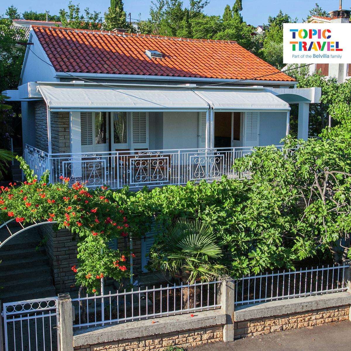 TopicTravel's tweet image. Dit leuke vakantiehuisje in Kroatië ligt slechts op 100 meter van het strand. Op de eerste verdieping is er een woon-/eetkamer met deuren naar het ruime terras waarvan u een prachtig uitzicht heeft op zee. 😍 Is dit vakantiehuis iets voor u? bit.ly/2RgTBkr