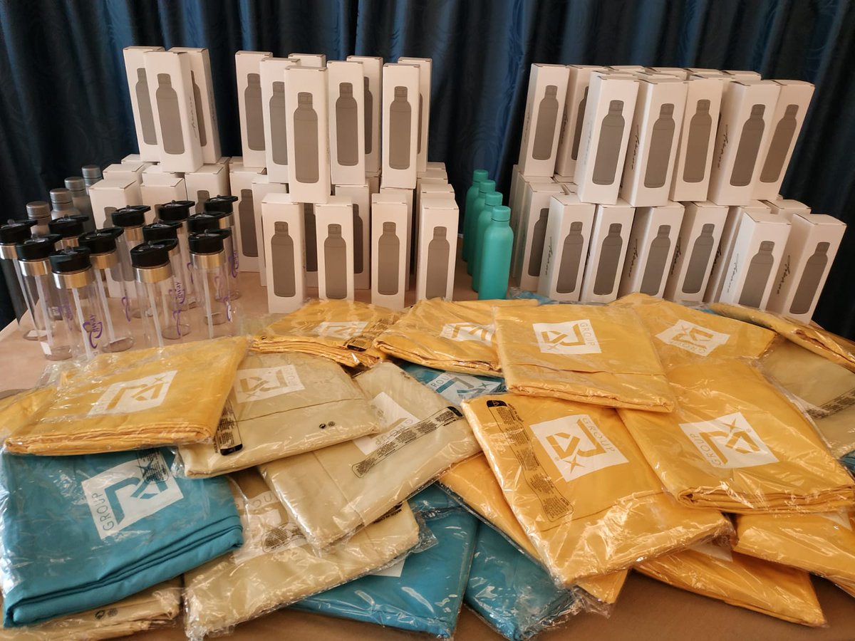 Katiapallone's tweet photo. Metti 6 #società, 4 #sedi e #25anni. Siamo noi ed oggi in #Convention ci raccontiamo il primo #semestre per affrontare sempre meglio il secondo. Feel' You Colour! #R1Spa #Eurome #gway #CyberBee #Trice #quellichelaconvention #R1Group https://t.co/acG2Wgm6qp
