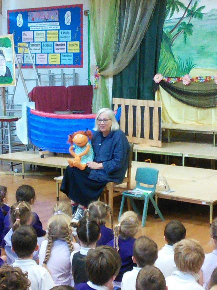 WoodbridgePSch's tweet photo. Eileen and Biscuit talking about the Summer Reading Challenge at the library! https://t.co/knpc5WZwgE