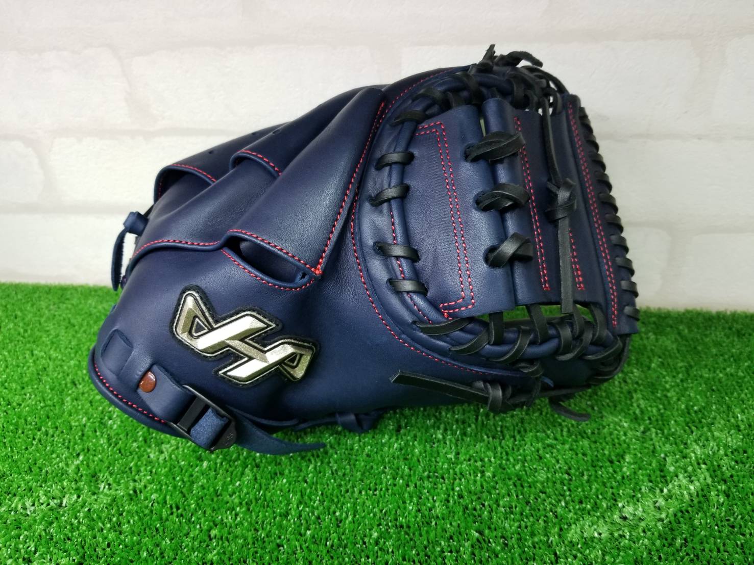 太陽スポーツ 株 野球館 ハタケヤマ 少年軟式用キャッチャーミット 限定モデルが入荷 限定商品のいつも本体は2色でしたが 今回はネイビー１色のシンプルです 地味に縫い糸のレッドとバランスがよくてかっこいいかも 野球館 少年軟式用
