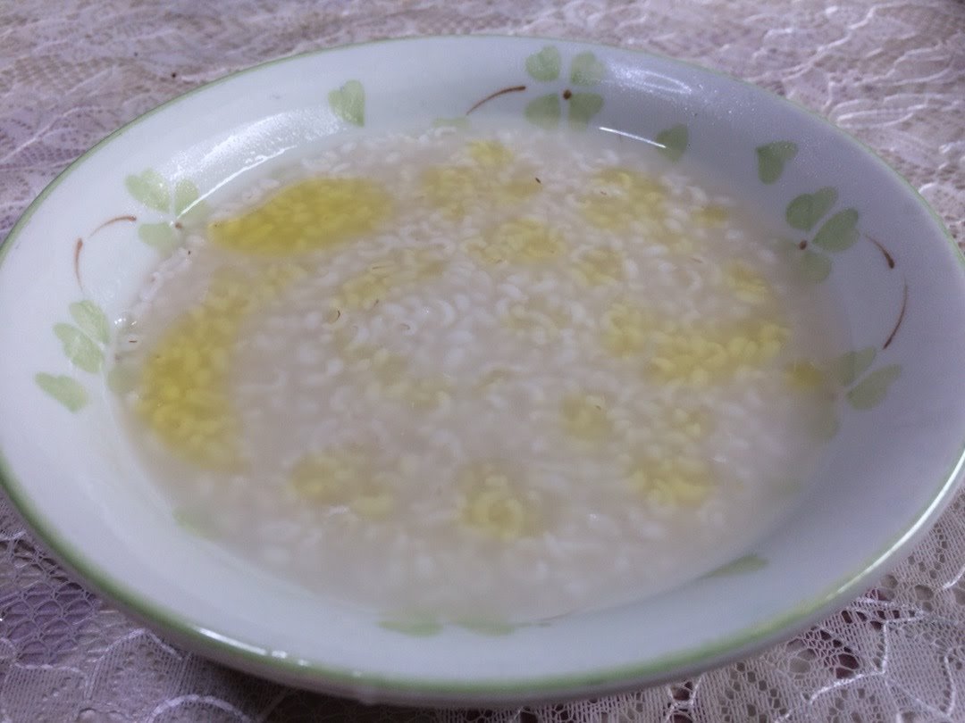 アプロ 古代ローマの時代から 麦粥はヨーロッパで食べられてきた パンよりも手間がかからず 胃腸にも優しいので塩と魚醤 オリーブ油で味付けするブルスから オートミールや雑炊まで色々な食べ方があったようだ まあ パンに比べたら貧乏臭いイメージ
