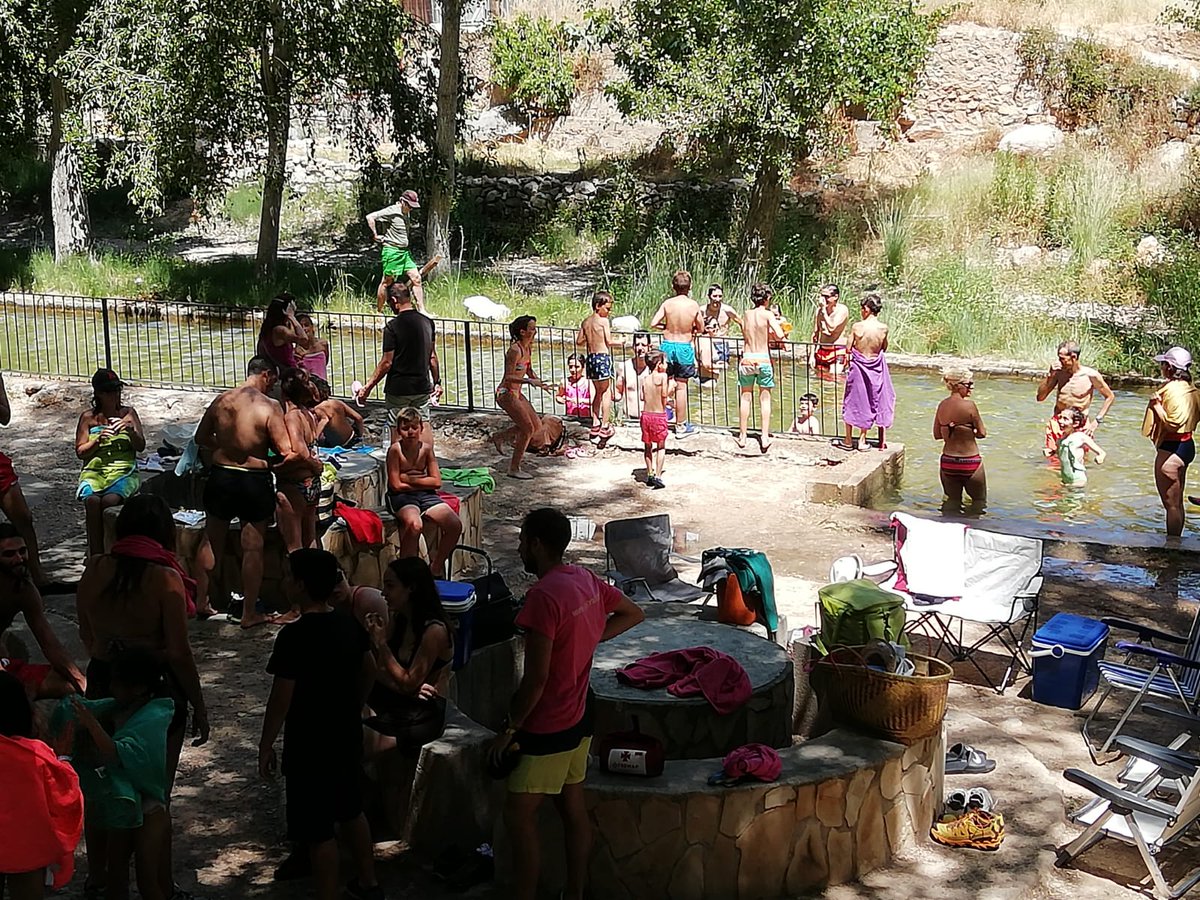 HelloEnglishRib's tweet photo. Padres, alumnos, profesores y monitores ¡todos juntos disfrutando del última día! #HELLOSummerCamp2019 #CampamentoDeVerano en #SotDechera con @Geonatur ¡Medio #RibarrojaDelTuria estaba allí! 😎 #HELLOEnglishSchool https://t.co/YVJkawUZk7