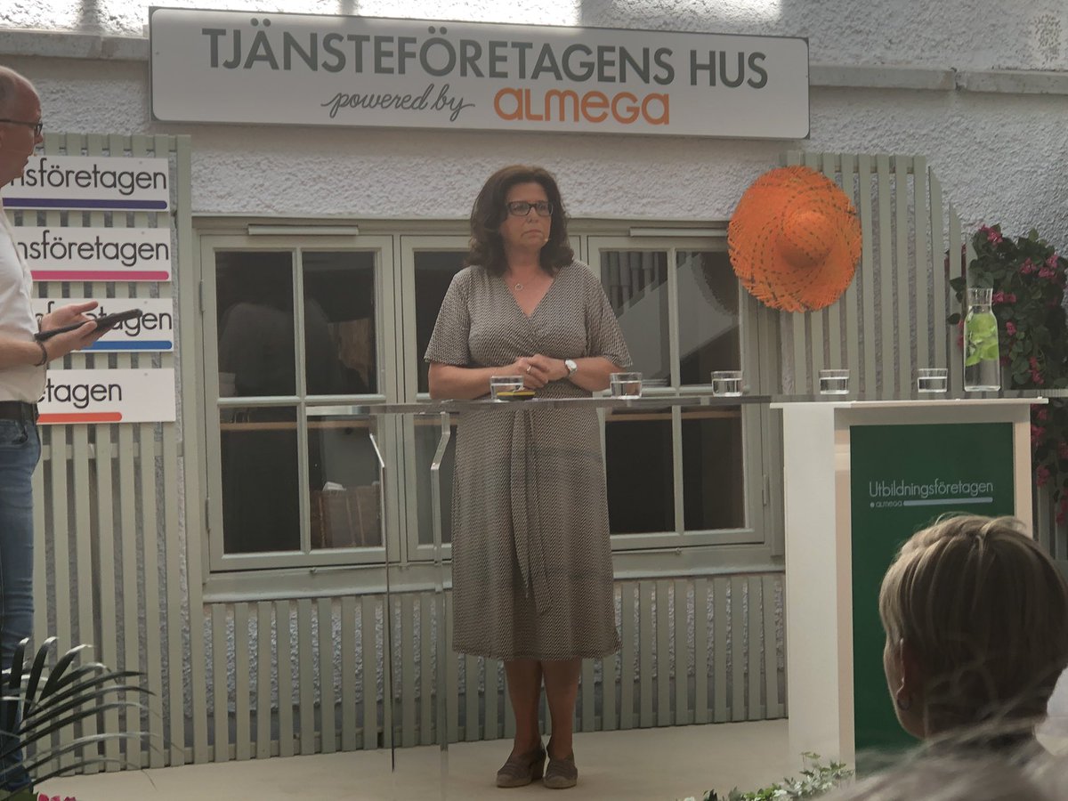 Eductus's tweet photo. Maria Mindhammar, överdirektör på Arbetsförmedlingen betonar vikten av partnerskap med fristående aktörer. #academediadelarmedsig #utbildningsföretagen @AlmegaAB https://t.co/sZYEl0EuCb