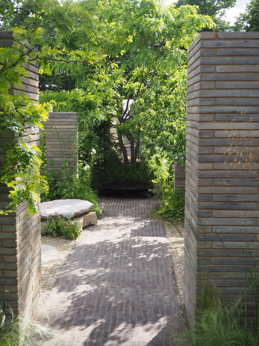 RT wienerbergeruk: If you're visiting The_RHS #RHSHampton this week, make sure to check out the RHS Sanctuary #garden, beautifully designed by UlaMaria1 featuring our Mastiek clay #pavers and Roman Andreas #bricks! #landscape