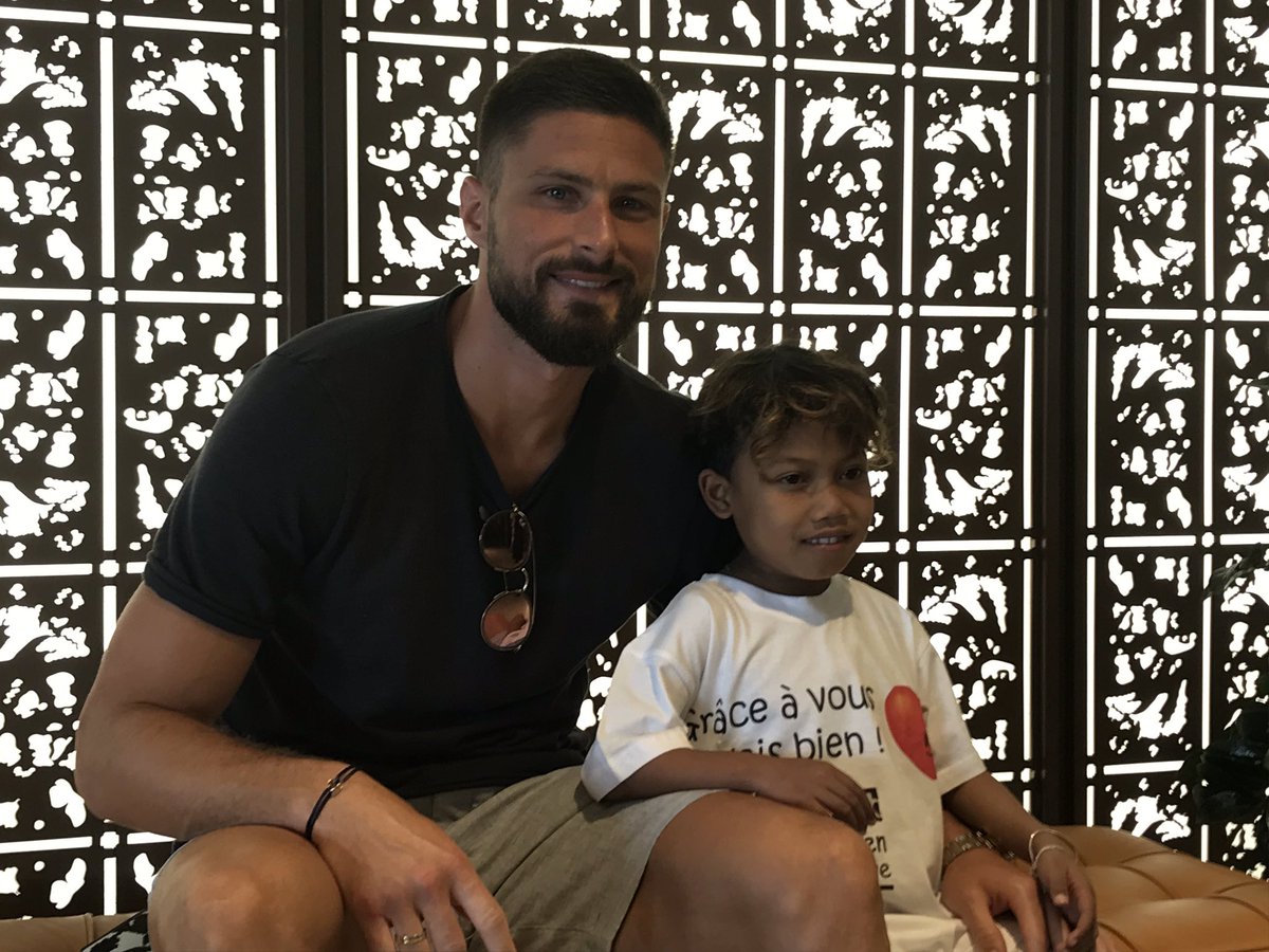 Journée de partage à Monaco pour <a href="/_OlivierGiroud_/">Olivier Giroud</a> avec les enfants du #MonacoCollectifHumanitaire. #FiersdetreBleus 🇫🇷