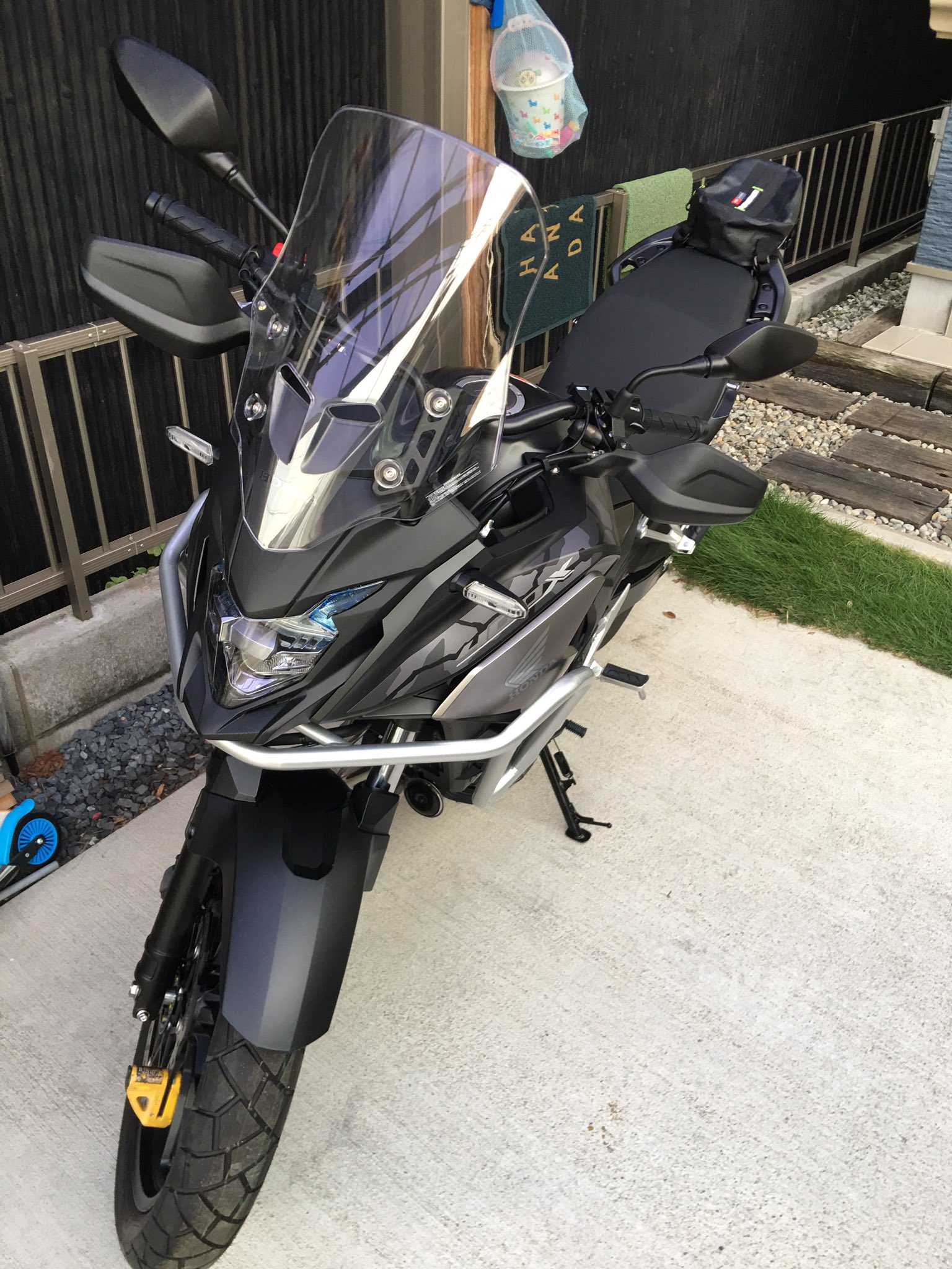 ていさん ばいくきゃんぷ 雨で全然走れてませんが 工賃をケチって取付けてなかったナックルガードとリアキャリアを装備しました 400x T Co B4bvrvoivt Twitter