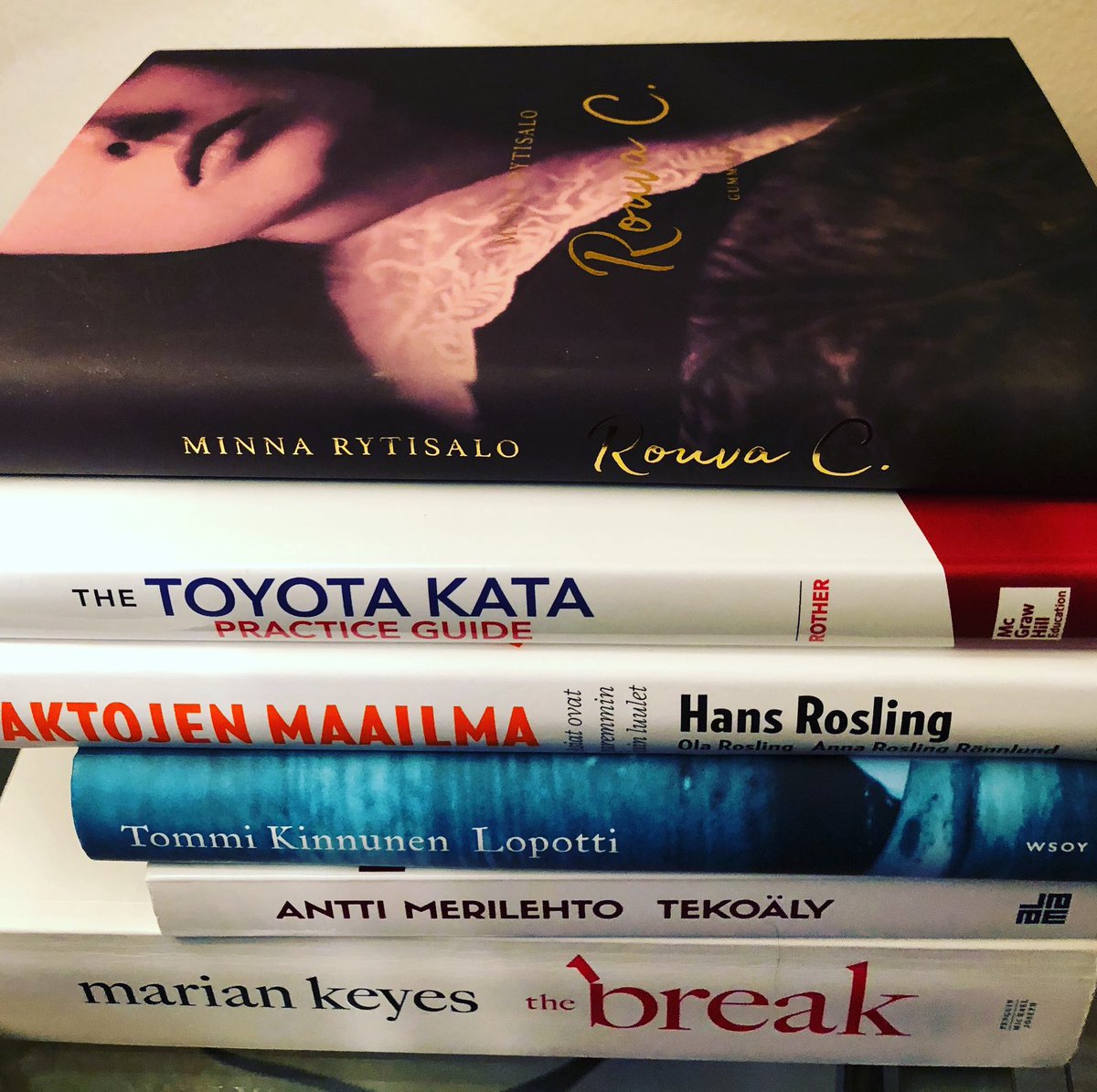 AnnaYlihurula's tweet photo. Kesäloma. Ei hassumpi lomalukemisto. Aloitan #lopotti @tommikinnunen Mitä sitä muuta kaipaa? #holidaybooks #readingatthebeach #wsoy https://t.co/8qLXySaWzF