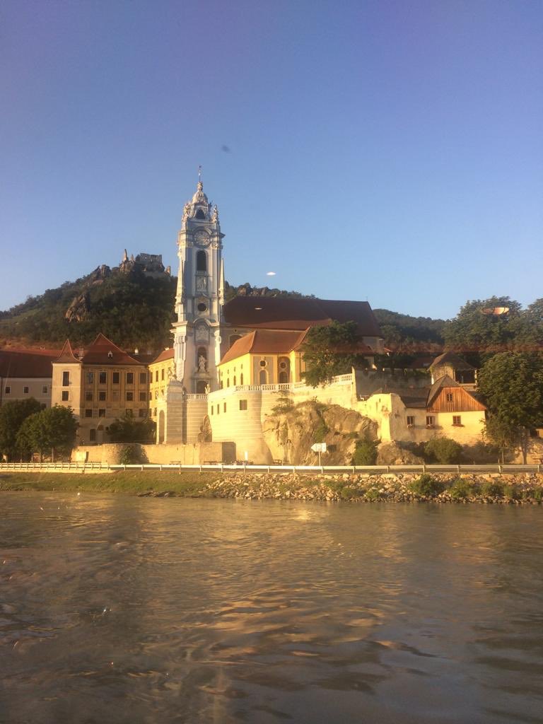 Afgelopen weekend mocht ik ons onderzoek over interactieve schermen presenteren op #Icoria in het mooie Krems. Het was een super conferentie!