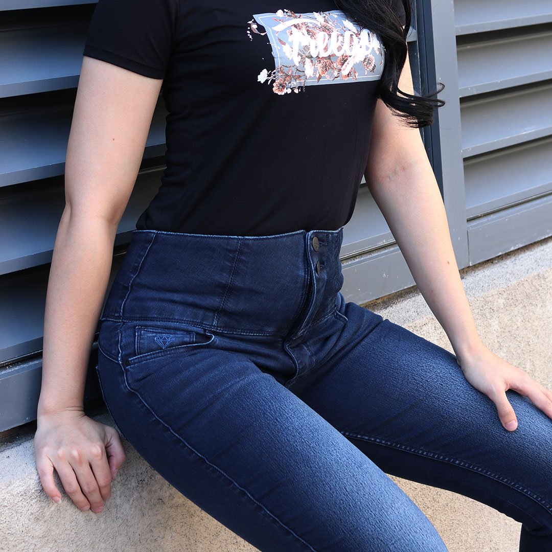 Totally owning this sexy denim outfit with #FreegoSlimmingCorset Jeans! 💖😘