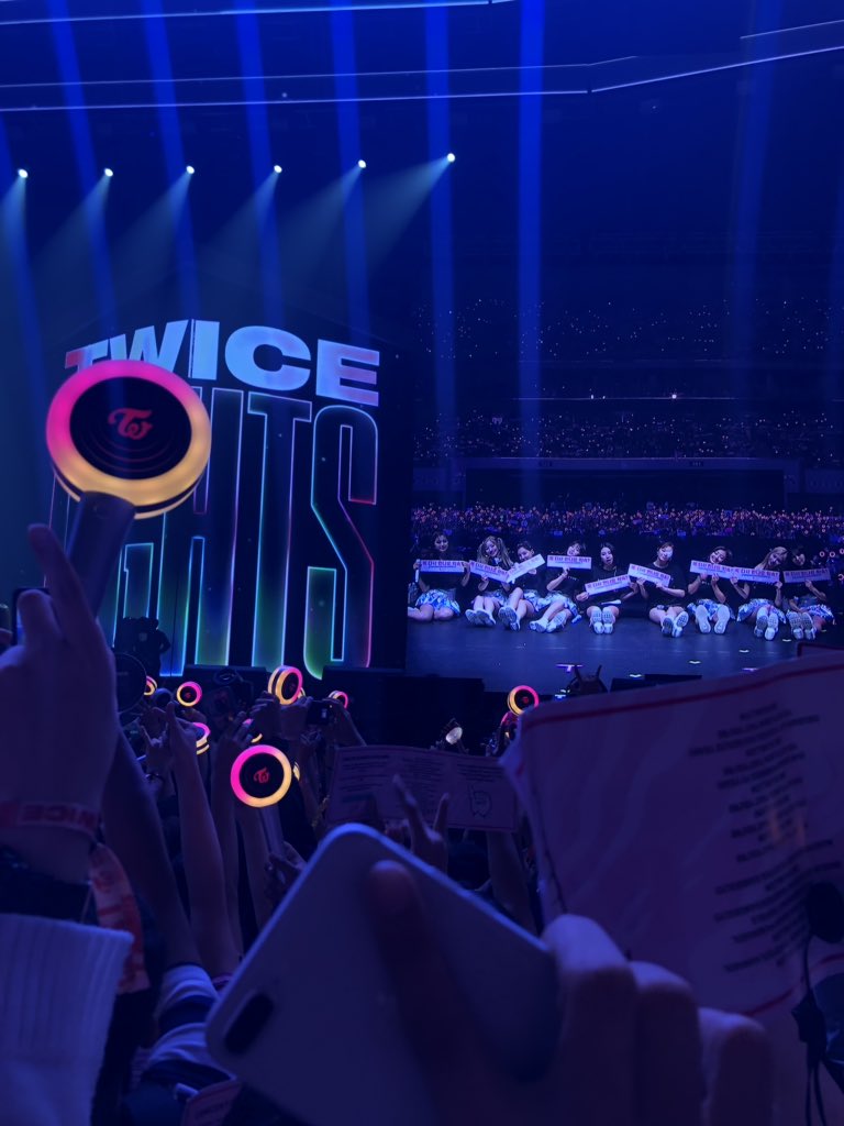 sherimlan's tweet photo. Fanboi alert hahahaha 🤘🏼♥️ #TWICELIGHTinManila @JYPETWICE https://t.co/YLxA1r7PIF
