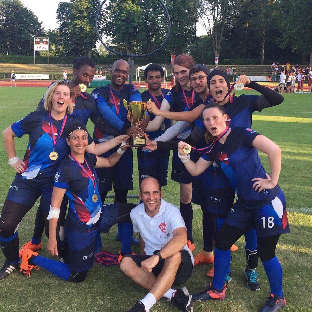 C'est avec une fierté non dissimulée que nous souhaitons féliciter l'équipe de France qui a triomphé des European Games. 
Pensée particulière pour les Frog qui ont rejoint les rangs et ont contribué à cette belle victoire.Allez la France ! 🇫🇷Aou aou aou 🐸#EuropeanChampions #PFQ