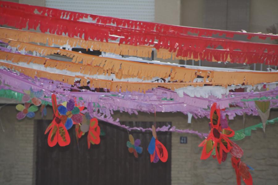 A les TE ciutadans s’uneixen per elaborar l'#artesania de la #festa Un treball grupal que crea un sentiment d’identitat col·lectiva que legitima la pertinença a la comunitat. El poc reconeixement social dels adorns de C/ pot posar en perill aquesta tradicióipcite.cat/ipcite/formes-…