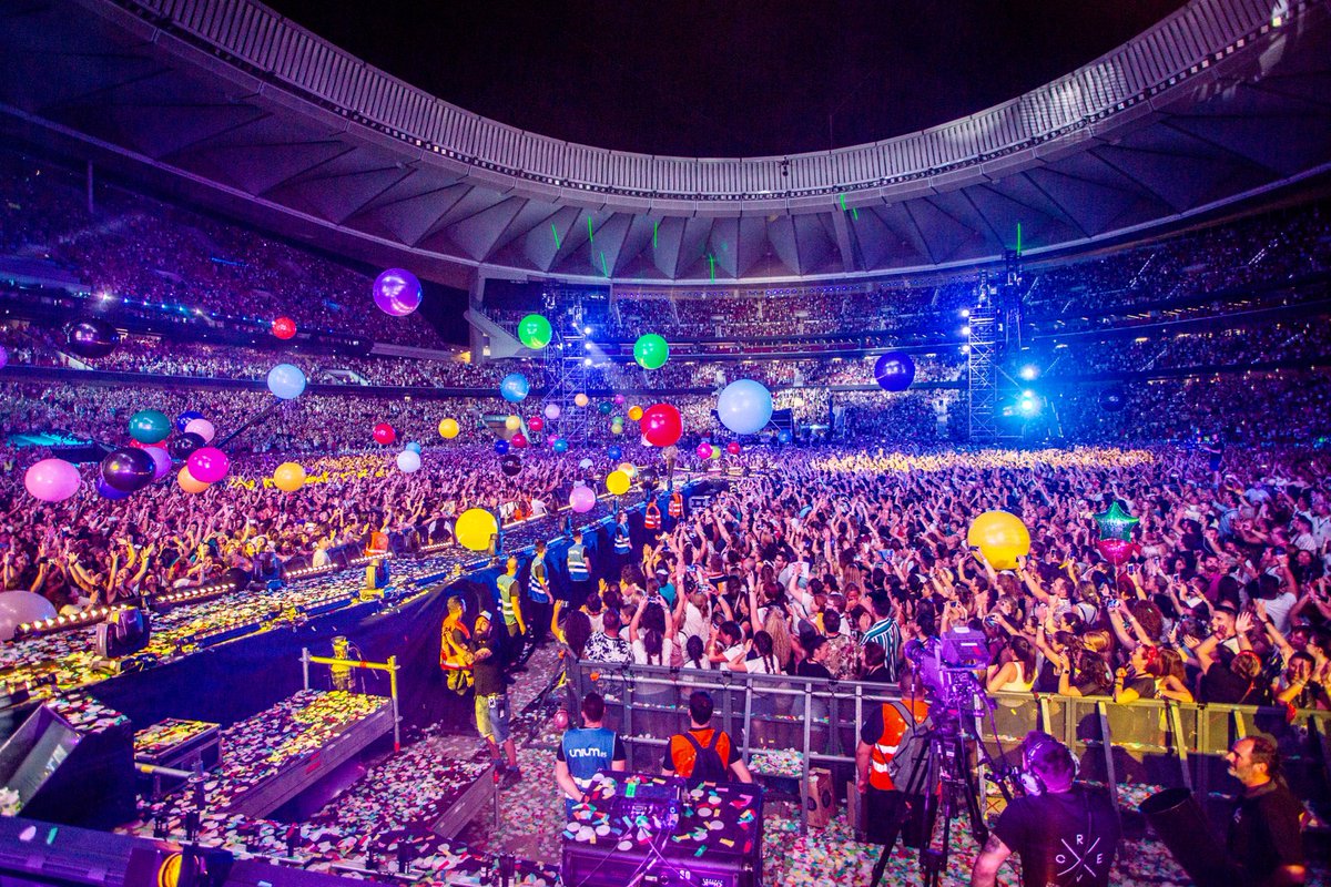manuelcarrasco_'s tweet photo. De fiesta en el #wandametropolitano qué bonito fue...🔥🔥
#concierto #giralacruzdelmapa❌ #vida https://t.co/7YAuVNHdY2