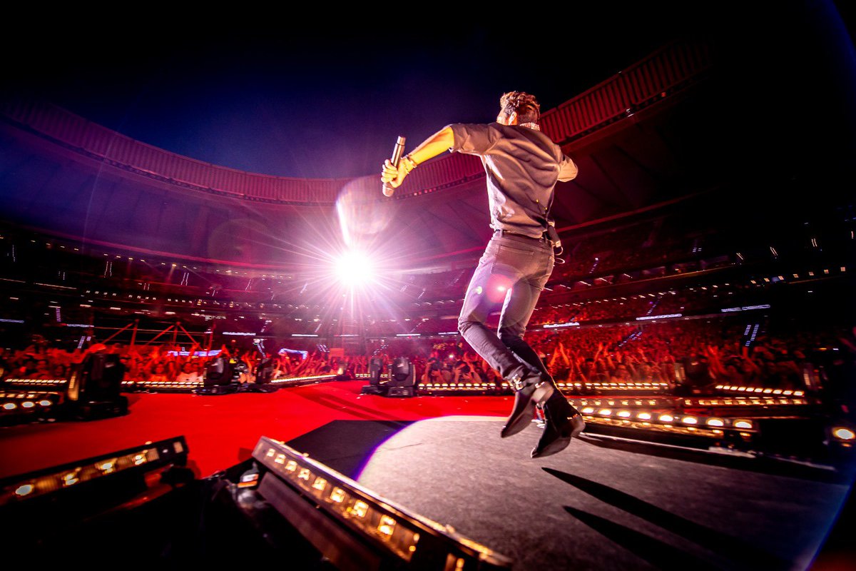 manuelcarrasco_'s tweet photo. De fiesta en el #wandametropolitano qué bonito fue...🔥🔥
#concierto #giralacruzdelmapa❌ #vida https://t.co/7YAuVNHdY2