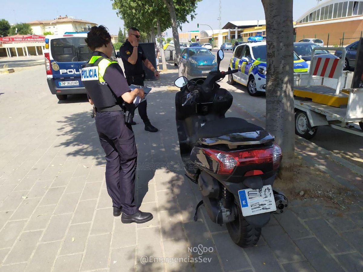EmergenciasSev's tweet image. Un motorista (43) lesionado con fractura en una pierna al caer al suelo tras perder el control de la motocicleta
c/ Séneca.
Policía Local investiga si pudo perder el control al frenar el coche que le precedía.
Apoya @policia
Asiste y traslada #Epes061 #DCCU
#Gobernación #AytoSE