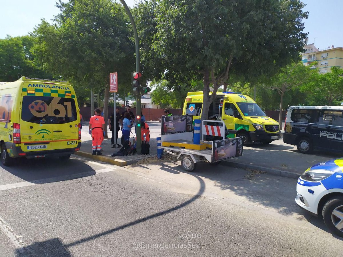 EmergenciasSev's tweet image. Un motorista (43) lesionado con fractura en una pierna al caer al suelo tras perder el control de la motocicleta
c/ Séneca.
Policía Local investiga si pudo perder el control al frenar el coche que le precedía.
Apoya @policia
Asiste y traslada #Epes061 #DCCU
#Gobernación #AytoSE