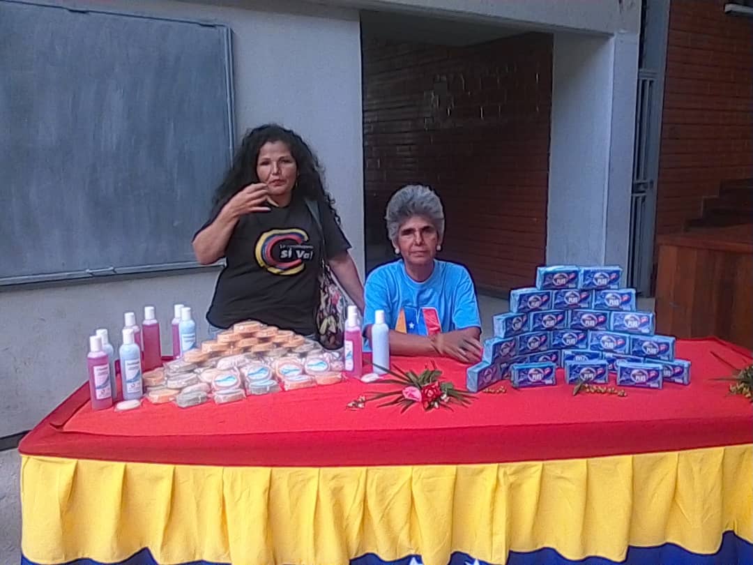 comisionp_edr's tweet photo. En Caricuao domingo 30/6 mesas de trabajo para el fortalecimiento del sistema de economía comunal socialista y enlace con estados, presentaron 7 productos  @roquepsuv @ErikaPSUV @YARITZADC @concejomcaracas @dariovivaspsuv @PartidoPSUV @decabellor https://t.co/0jlGSWf6XO