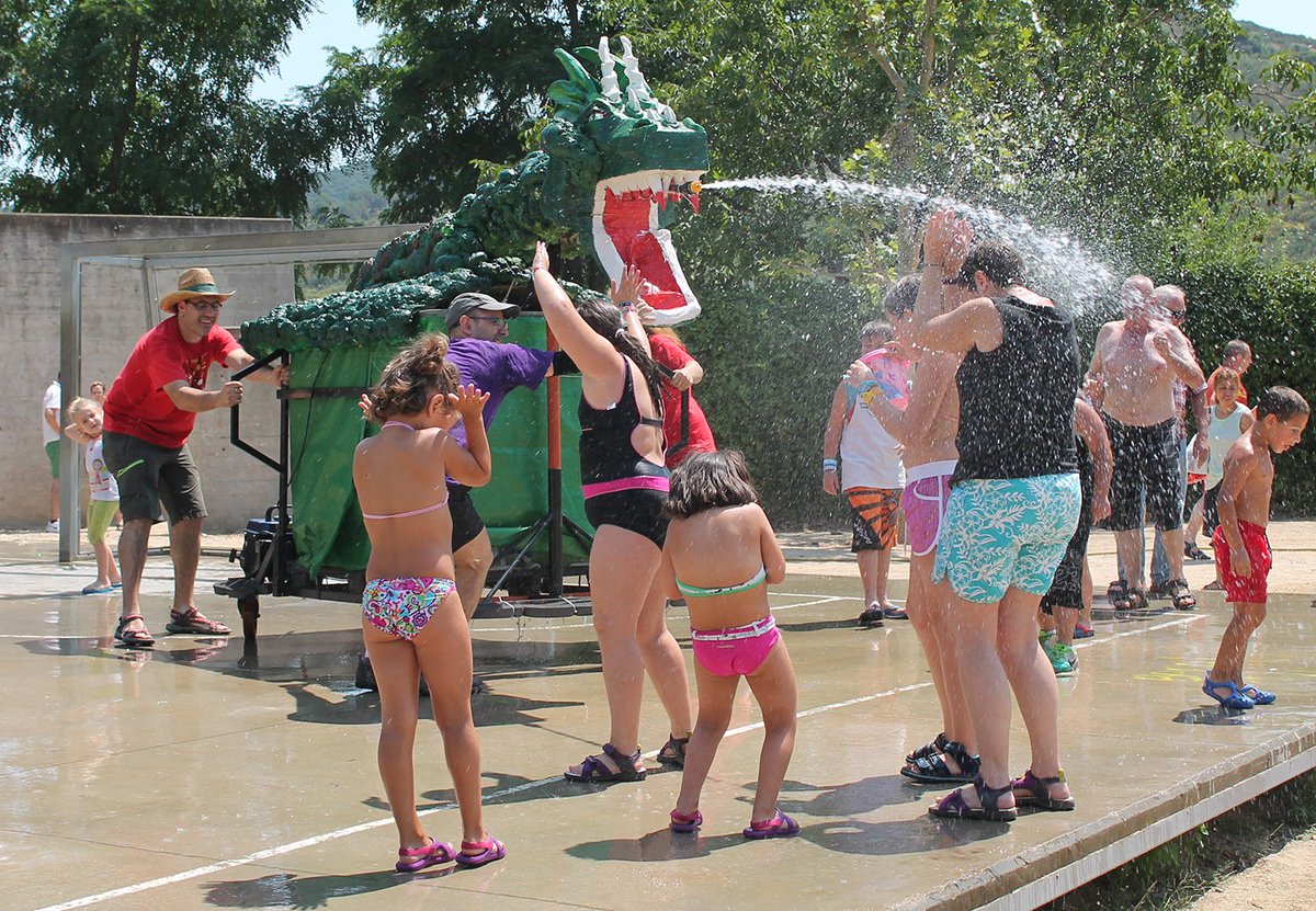 🐲 El drac d'aigua 💦 Miquelet, de <a href="/diablesCSJoan/">diablesCSJoan</a>, ens visita avui dijous, 4 de juliol, a la plaça del Poble (Terra Nostra). L'activitat, dins del cicle 🌞Juliol a les places, començarà a les 18 h.
ℹ️ bit.ly/Juliolalesplac…
#barris