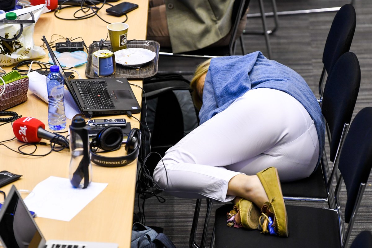Alex_Rousset's tweet photo. Une pensée aux journalistes qui ont suivi le Conseil européen 🇪🇺 cette nuit... #EUCO
📸 ISOPIX/SIPA https://t.co/31TvYlWWFn