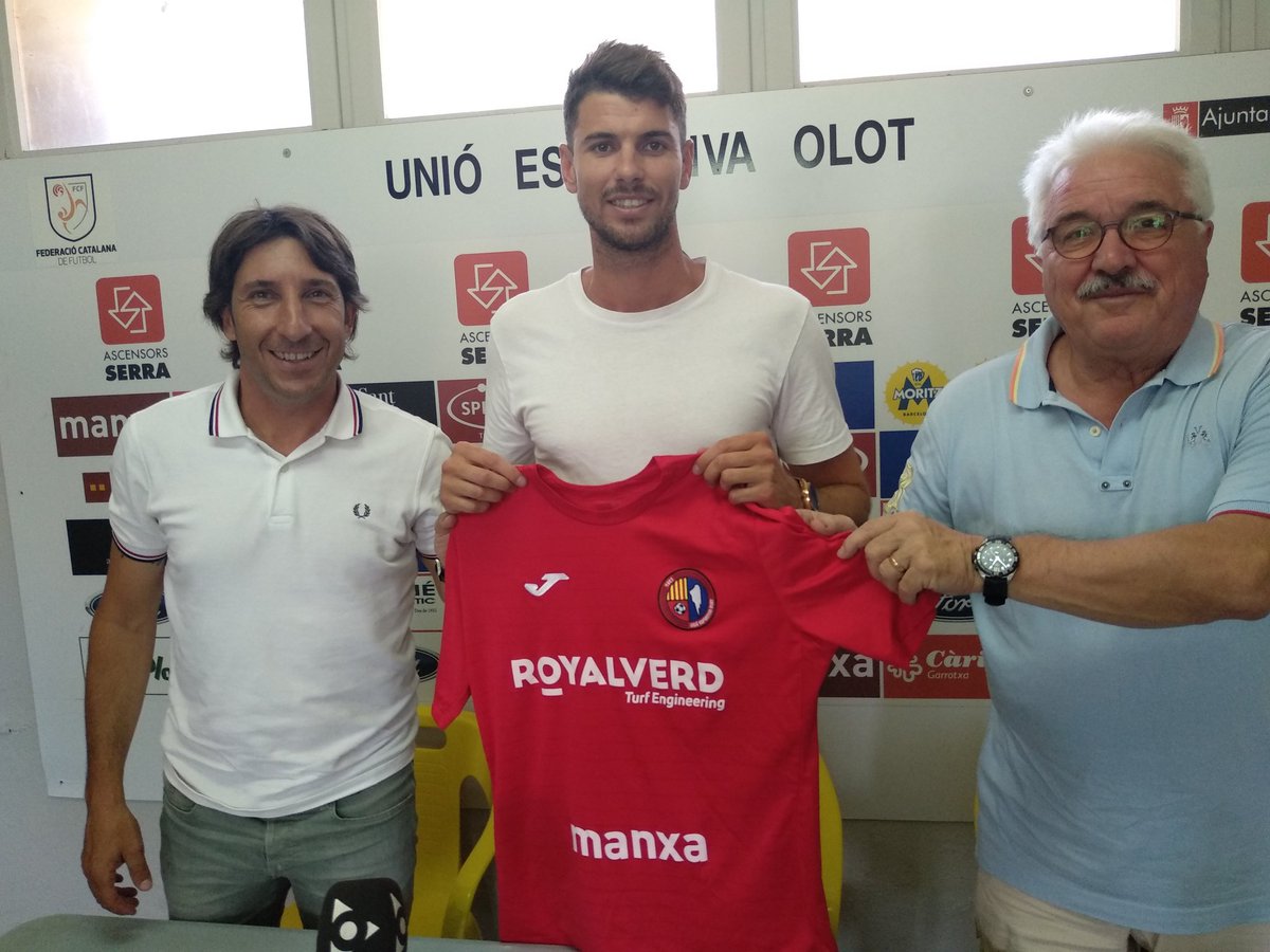 VIVI, DE VERMELL! El futbolista bescanoní ja s'ha vestit amb els colors de la <a href="/UEO1921/">Unió Esportiva Olot</a> en la sessió fotogràfica davant dels mitjans de comunicació. I que bé que et queda, <a href="/vivancos9/">vivancos9</a>! #BenViVingut #2bg3