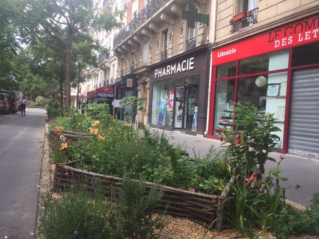 FBerthout's tweet photo. Échanges avec des riverains sur la démarche de réaménagement des contre-allées des bvds #Hopital #StMarcel et #PortRoyal Ici devant l’expérimentation de jardinière située 54 bvd st Marcel #paris5 https://t.co/RcdqmMnLS2