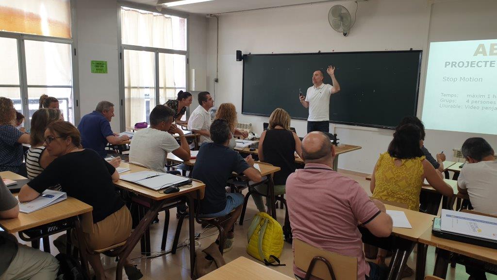 CentreJViladoms's tweet photo. Un any més el professorat dels nostres centres comença la setmana de formació per reciclar els seus coneixements, aprendre noves tècniques i millorar les metodologies. https://t.co/5br5RdQdfo