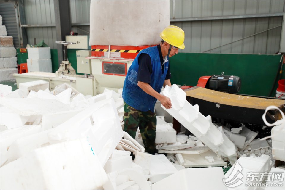 ShanghaiEye's tweet image. In accordance with the new #garbageclassification regulations in #Shanghai , Meilong Town has built a multi-network transit station for follow-up treatment.