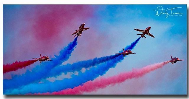 So many great photos of yesterday. Including this one by @wendyturnerphotography 
#folkestone #kent #kentlife #redarrows #armedforcesday2019 #armedforces #🇬🇧 #flyinghigh #display #seisbest #changingphotography #aywmc2018 #aywmckent #edpscameraclub #📷… ift.tt/2NpkFiQ