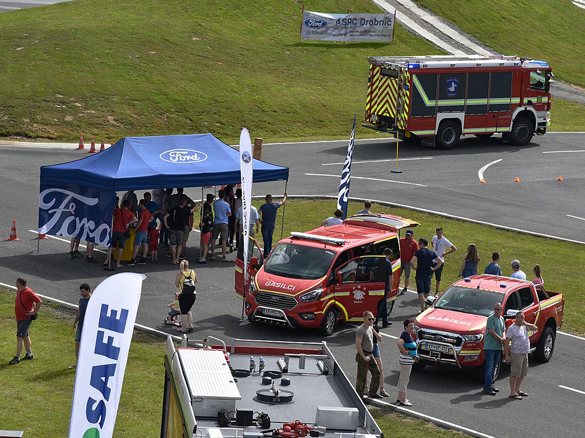 Tudi Ford je bil del letošnjega Gasilskega showa na Vranskem! 👨‍🚒 Gasilci iz cele Slovenije so se lahko preizkusili na off-road poligonu s predelanima Rangerjem in Tourneo Customom. 🚒 Več o poučni avanturi: bit.ly/GasilskiShowNa…