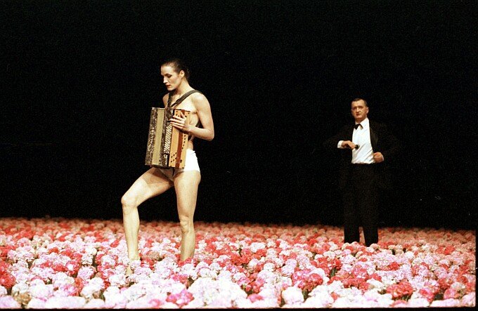 CDMyD's tweet image. #FelizLunes #BienvenidoJulio Recordamos a #PinaBausch (27 jul 1940- 30 jun 2009) en el décimo aniversario de su muerte. En el CDAEM tenemos  estas PUBLICACIONES a tu disposición 👇cdmyd.bage.es/cgi-bin/koha/o…
☑️Galería: 'Nelken' (Teatro Real, 1998) 📸Daniel Alonso