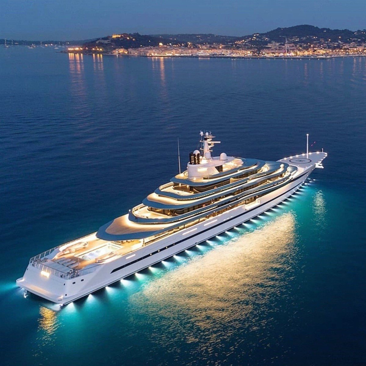 #MegayachtMonday goes to Oceanco's 110m Jubilee sailing off the coast of St. Tropez

#iybasocial #iyba #yachtbrokers #charteryacht #yachtsales #yachts #yachtlife #yachtlover