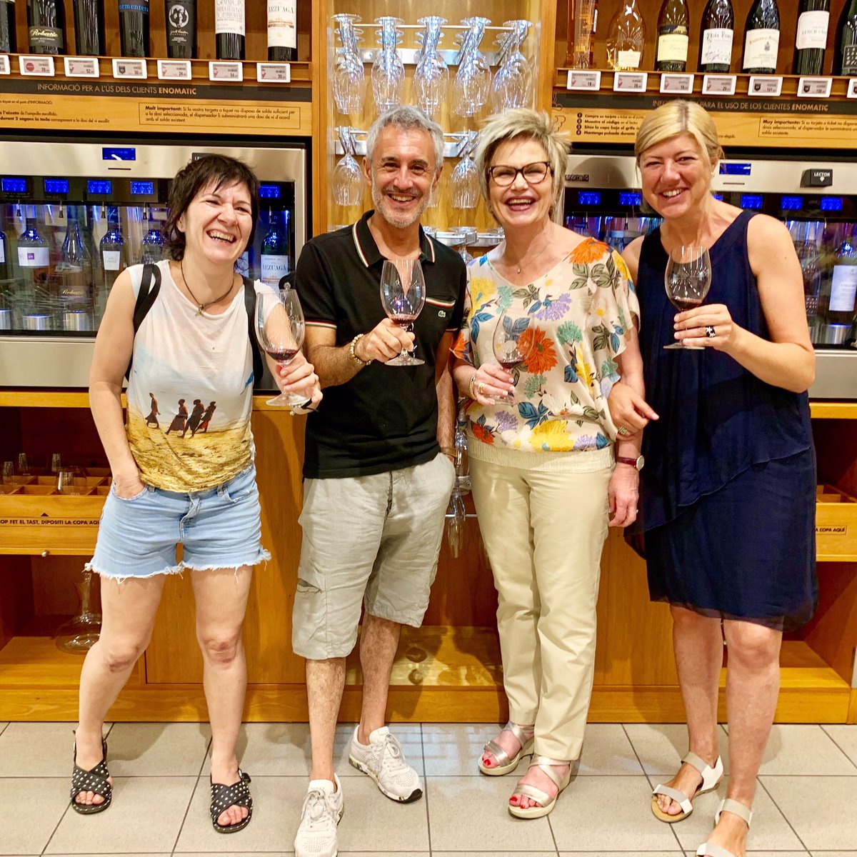 Complicitat i somriures 😊 en un dia súper 🔝 de visites entranyables. <a href="/SDalmaoficial/">Sergio Dalma</a>, Irene Alemany <a href="/alemanycorrio/">Irene</a> i <a href="/emparmoliner/">Empar Moliner</a> tres referents del món de la música 🎵🎤, del vi 🍷 i del periodisme 📚📸. Gràcies a tots per visitar-nos! 😘 #enograu #mujeresdelvinosigloxxibygrau