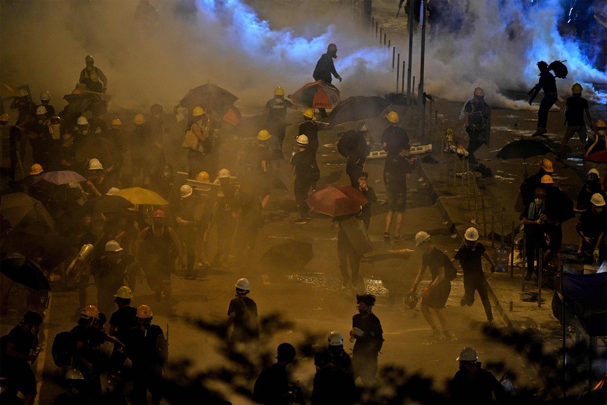 Protests in Hong Kong are escalating as police move in to clear crowds. 

Our reporters are covering live. Here's the latest ➡️bloom.bg/2J08Prg