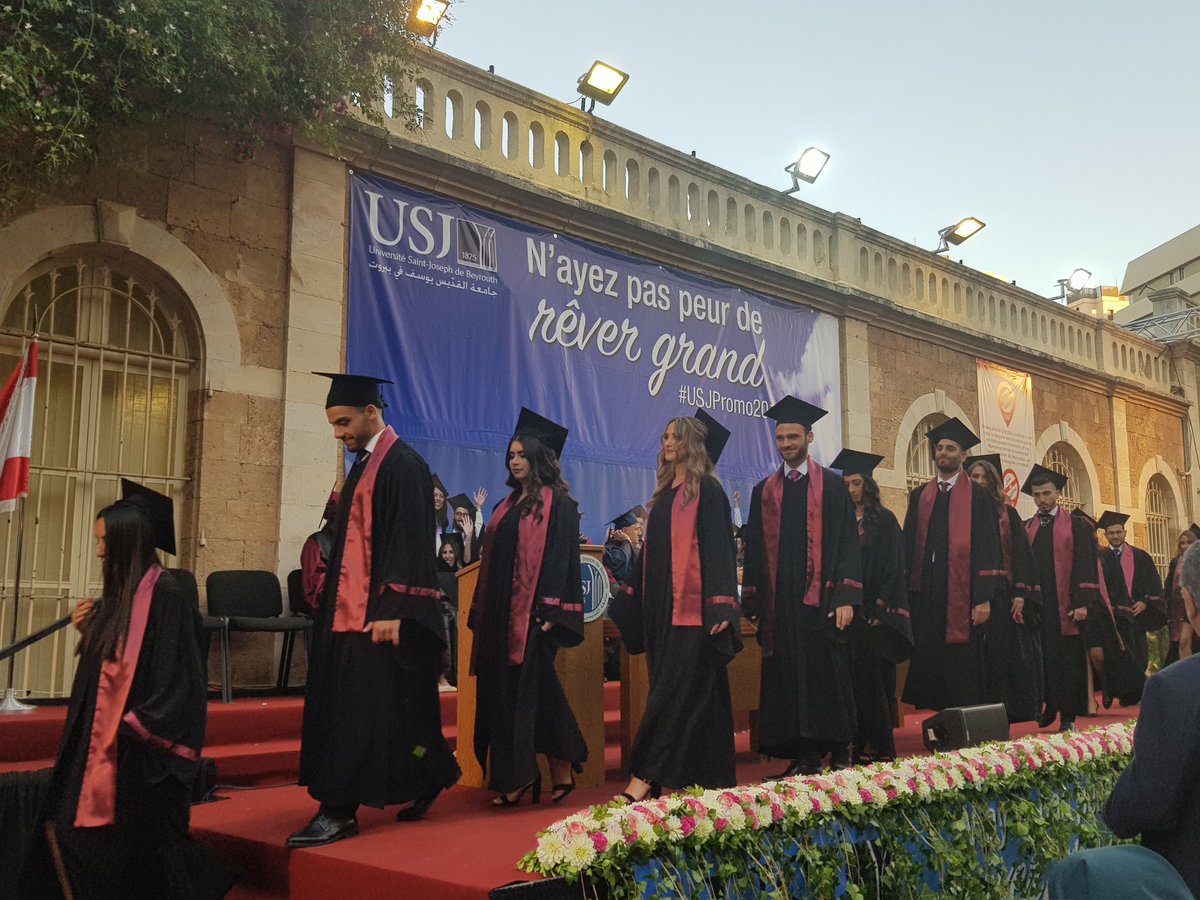 USJLiban's tweet photo. #EnDirect- 🎉Cérémonie de remise des diplômes de la Faculté de médecine #FM (#ESF #IPhy #ISO #IPm #ISSP), de la Faculté de pharmacie #FP (#Nutrition #ETLAM), de la #FMD et de la #FSI.
#USJPromo2019 https://t.co/sM9a3OUclI
