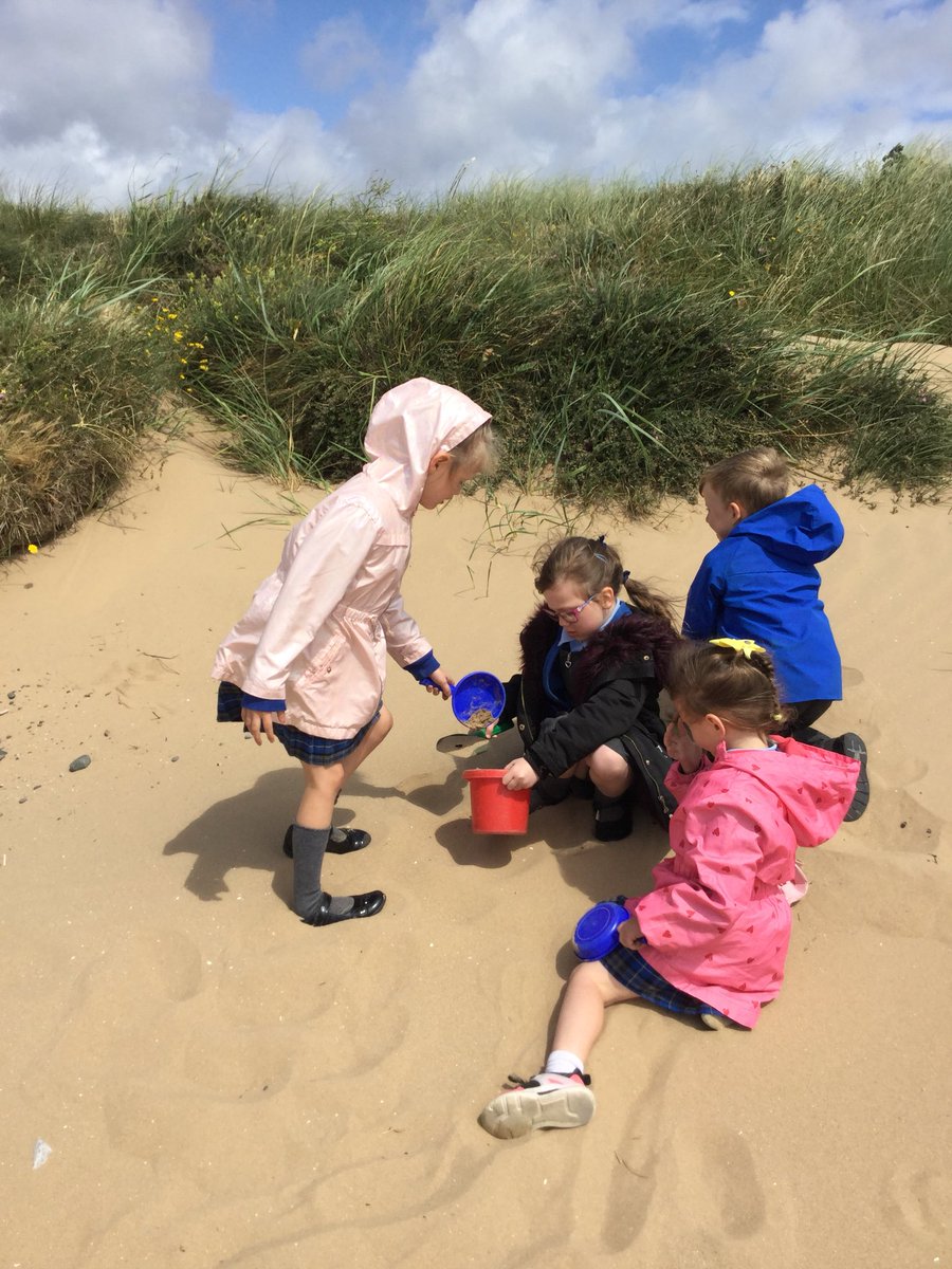 Astley_Class's tweet photo. A fun albeit windy afternoon on the beach 🏖 absolutely fantastic behaviour from everyone! Superstars ⭐️ #schooltrip #eyfs #sandeverywhere https://t.co/L0fgOEAyfs