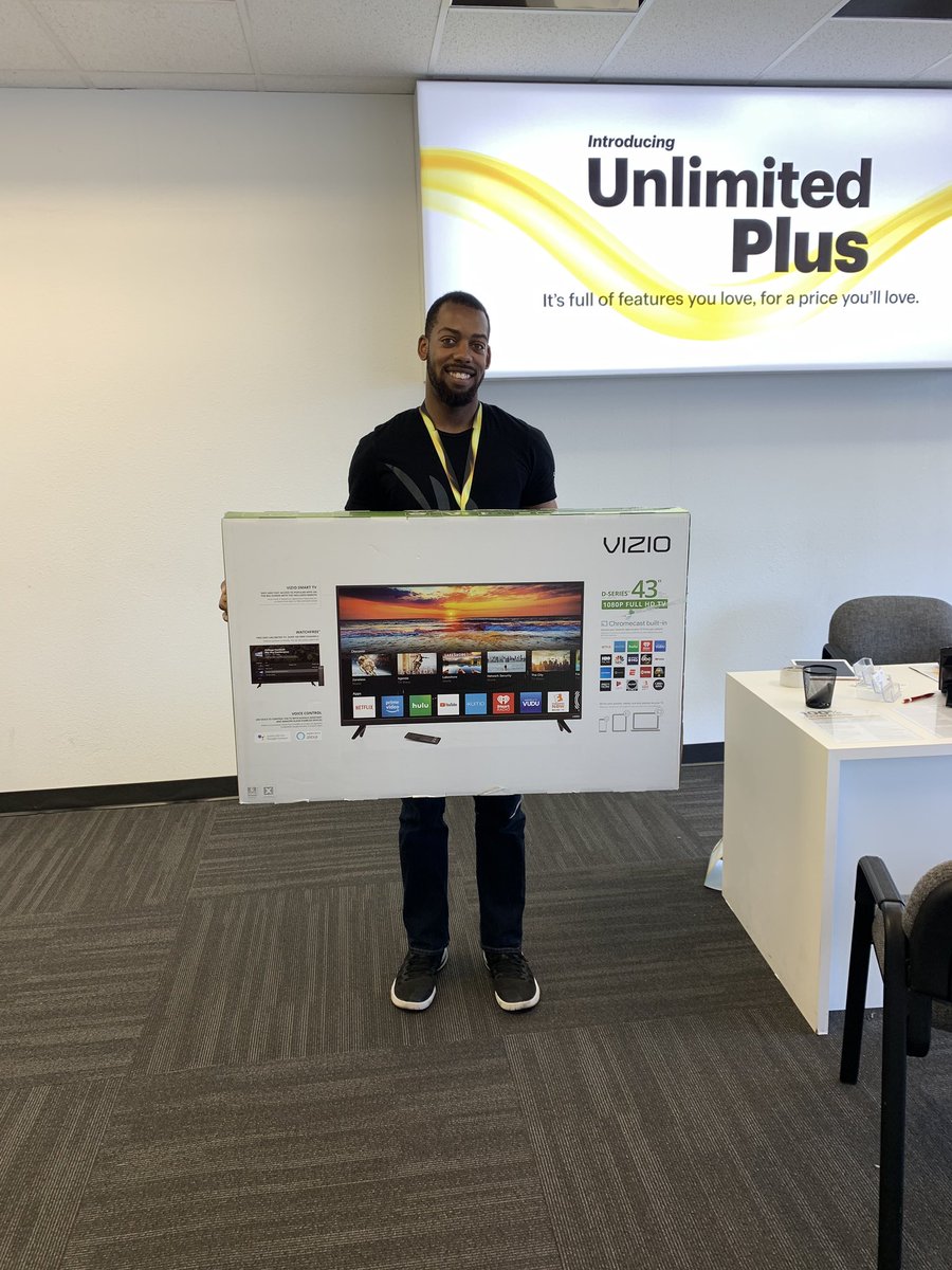 TCC - Tyler #sellingfortheprizes Martell won a tv for spectacular Sprint Saturday Performance! And Amy and Zoe wanted some fresh water to cool down! #SprintAHOD