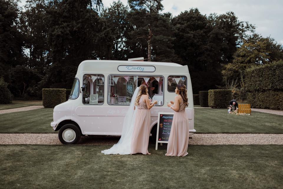 CWM_YCMW's tweet photo. Lets just talk about this ADORABLE happy @dottyicecream customer 😍 Find out more about their icecream van hire options at https://t.co/T8jJ1ecna4  #icecreamvan #icecreamvanhire #weddingcatering #weddingsupplier #cheshire #cheshirewedding #merseysidewedding https://t.co/aChCdqTtzH