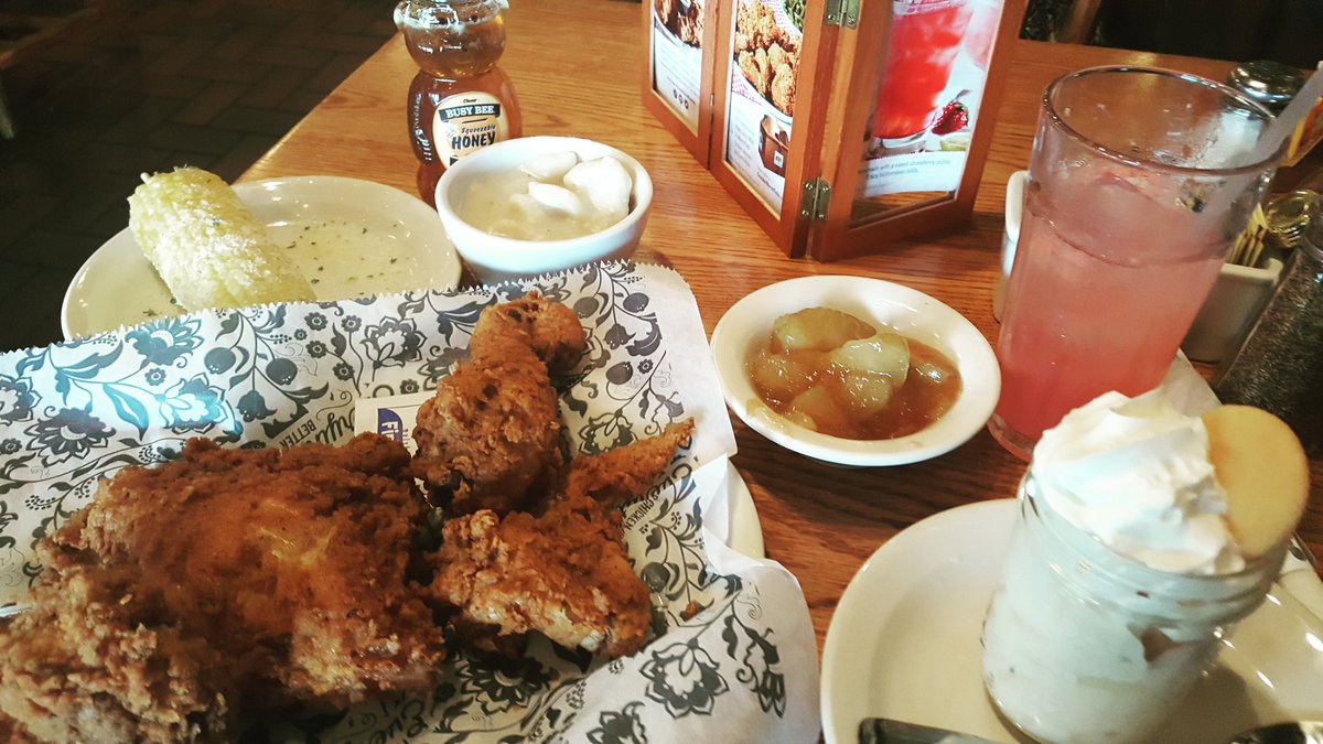 bunnyvondoom's tweet photo. Banana pudding, fried chicken, fried apples, corn on the cob, dumplings, and strawberry lemonade. Good eating! #farewellceo #soulfood #countrycooking #frythatchicken
#ceo2019 #crackerbarrel #florida
#homesweethome #chicken #southernhospitality #lemonade https://t.co/kSg6yQXteT