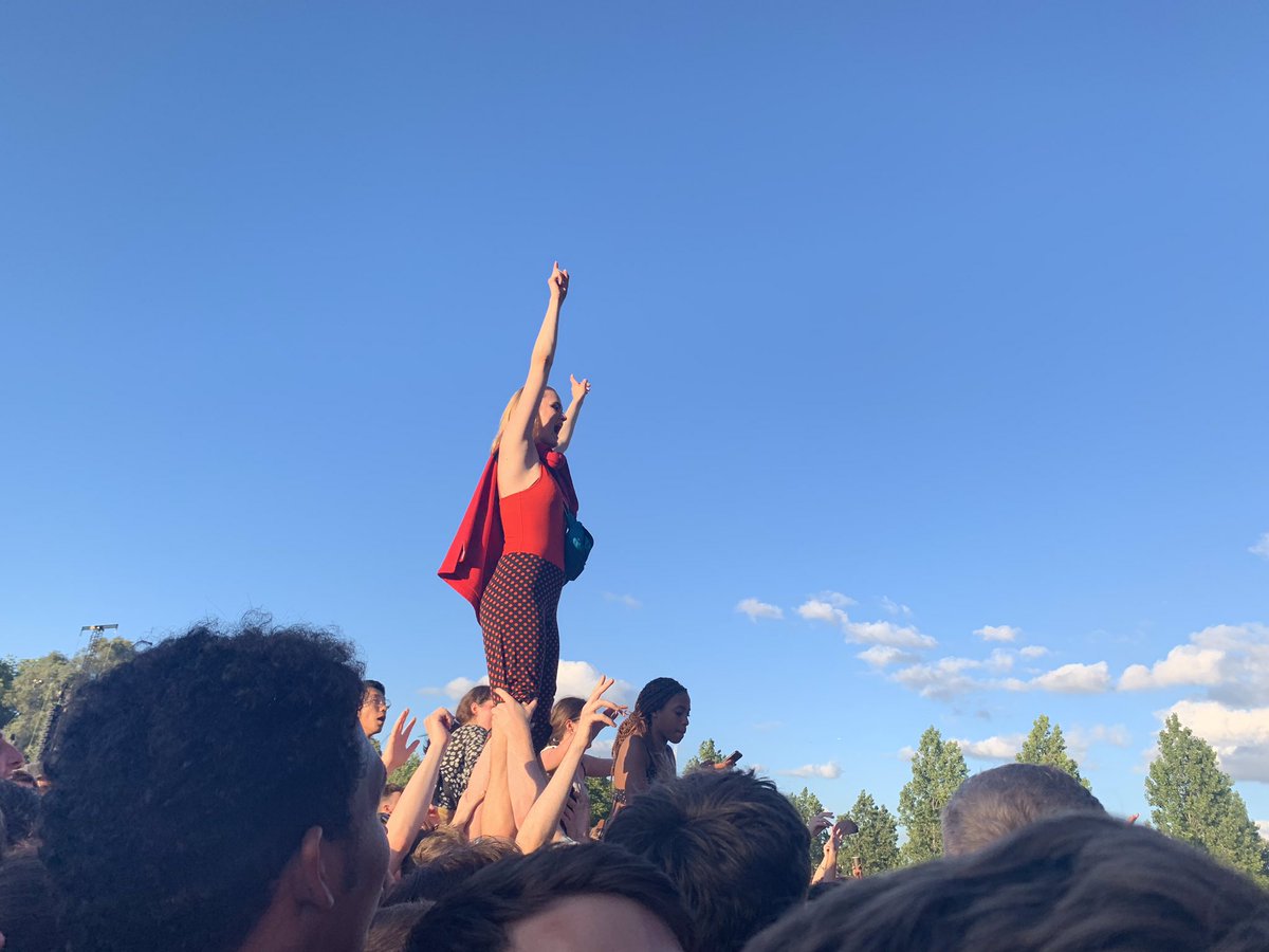 morphbecs's tweet photo. i got these photos of someone at @communityLDN yesterday!! pls can we try n get them to her bc i reckon sheβd want to have them! #CommunityFestival #CommunityLDNers #CommunityLDN19 https://t.co/sERPnUquug