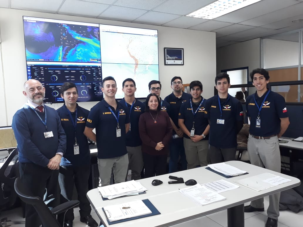 meteochile_dmc's tweet photo. #Alumnos de la carrera #SSEI 2019  de la @Esc_Aeronautica  @DGACChile  visitaron el Centro Meteorológico AMB en el @NuevoPudahuel @ColegioSSEI @ssei_amb #meteorología #metaer https://t.co/rNXxpG4N7z