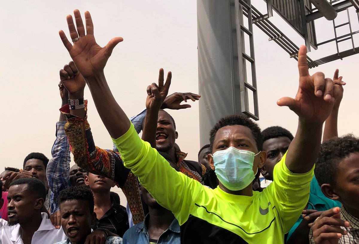 promuzi's tweet image. "At least 7 people were killed in Sudan and over 180 wounded in protests demanding the military hand power to civilians, some by live fire. Tens of thousands of protesters took to the streets in the capital.
Over 100 protesters have been killed sinc… https://t.co/is0YZfrRWE"