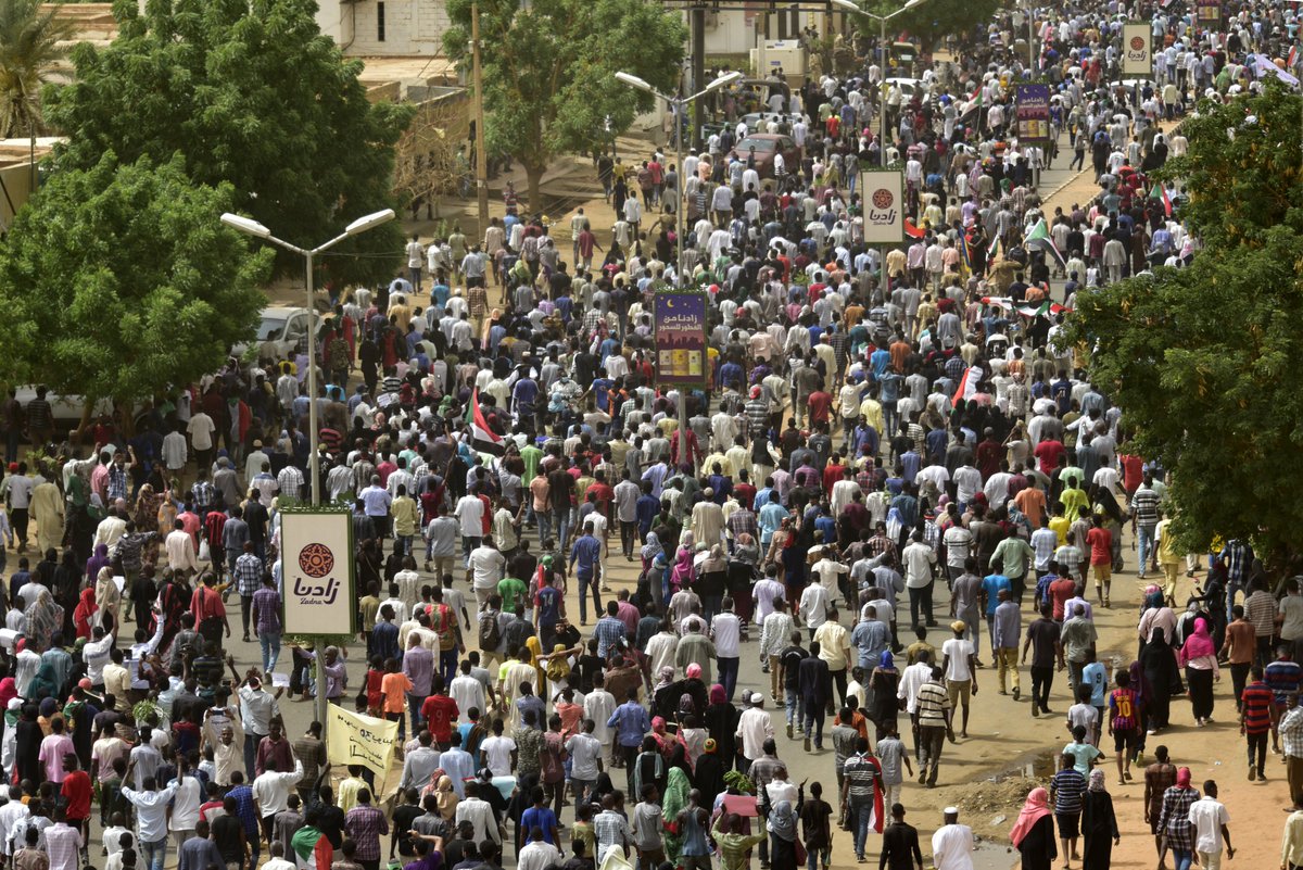 promuzi's tweet image. "At least 7 people were killed in Sudan and over 180 wounded in protests demanding the military hand power to civilians, some by live fire. Tens of thousands of protesters took to the streets in the capital.
Over 100 protesters have been killed sinc… https://t.co/is0YZfrRWE"