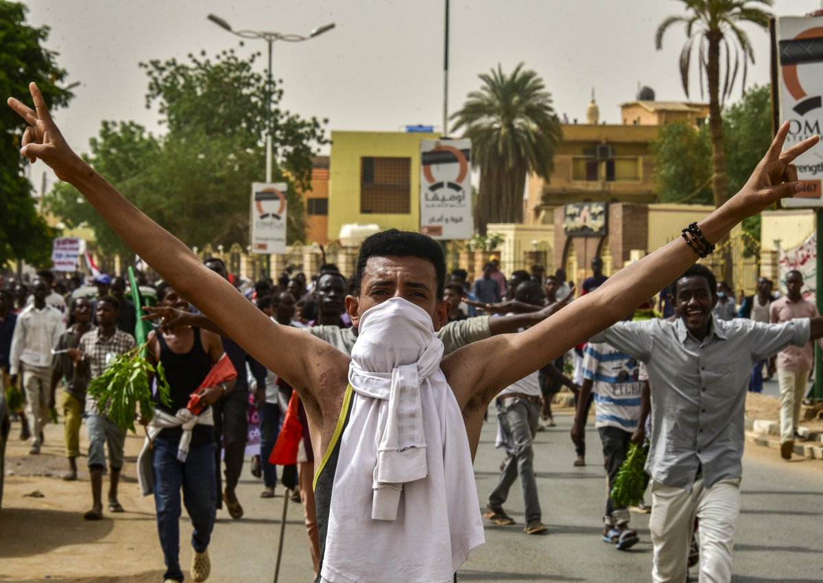 promuzi's tweet image. "At least 7 people were killed in Sudan and over 180 wounded in protests demanding the military hand power to civilians, some by live fire. Tens of thousands of protesters took to the streets in the capital.
Over 100 protesters have been killed sinc… https://t.co/is0YZfrRWE"