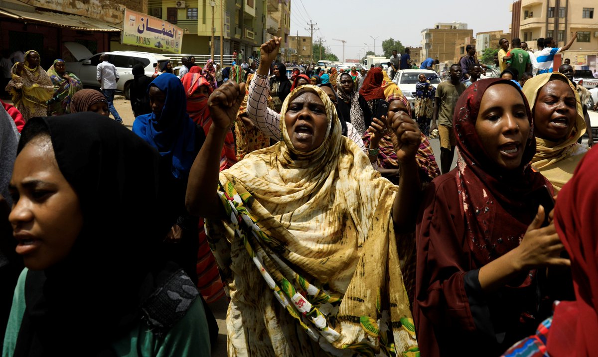 promuzi's tweet image. "At least 7 people were killed in Sudan and over 180 wounded in protests demanding the military hand power to civilians, some by live fire. Tens of thousands of protesters took to the streets in the capital.
Over 100 protesters have been killed sinc… https://t.co/is0YZfrRWE"