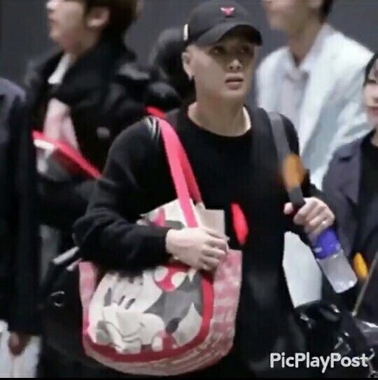 myheartospain's tweet photo. อันนี้เหมือนอยู่บขส.จริงๆๆ แบบกลับบ้านช่วงสงกราน55555 #jacksom #แจ็คสัน https://t.co/JRidNQ92k5